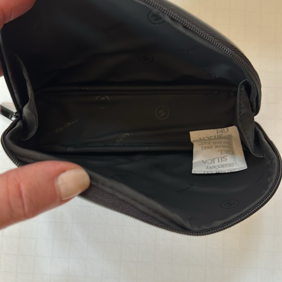 Chanel Cosmetic Case Black Vinyl Zip Around NWOT - Picture 5 of 6